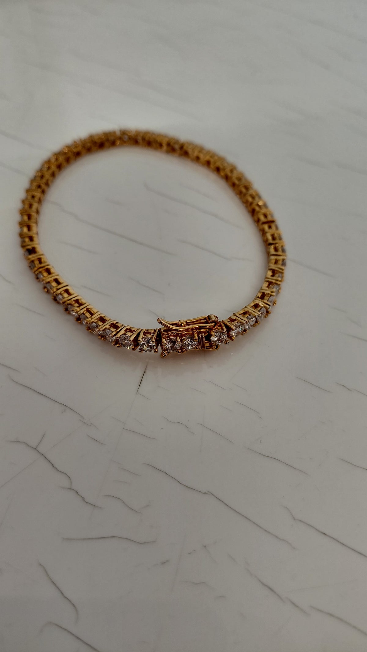 Armband með steinum