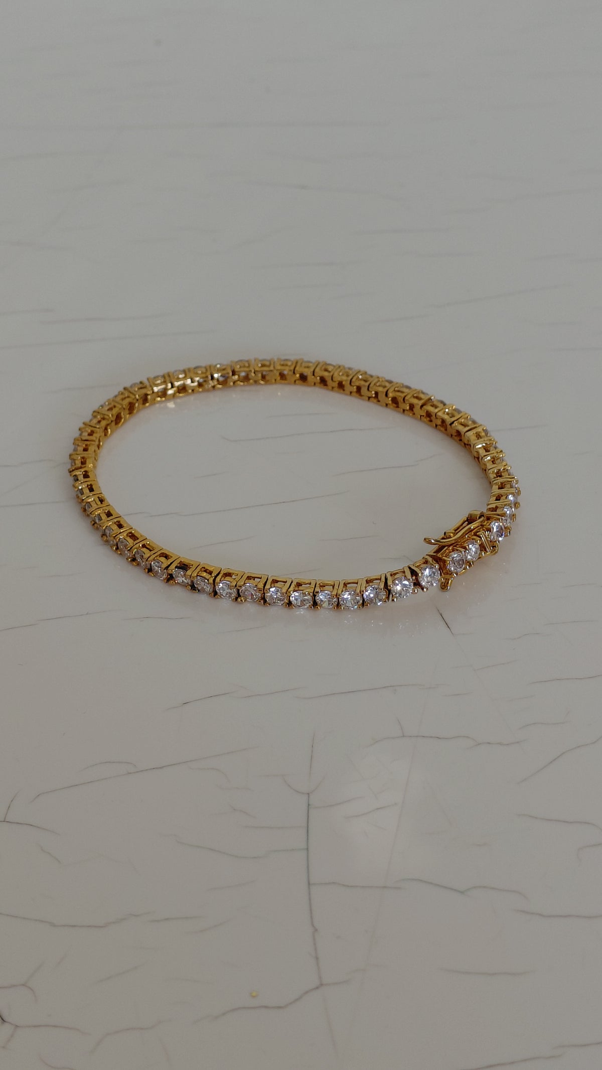 Armband með steinum