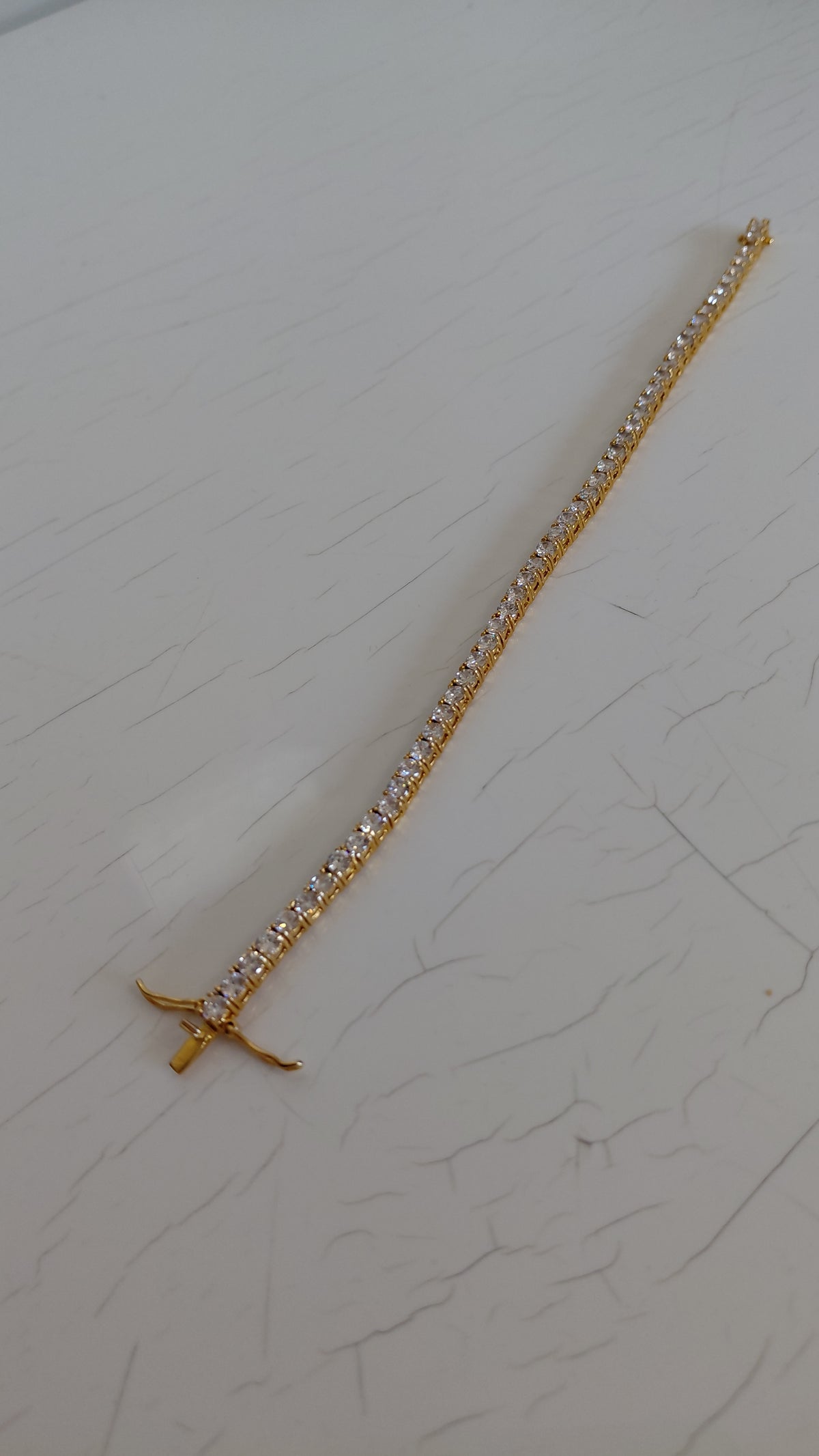 Armband með steinum