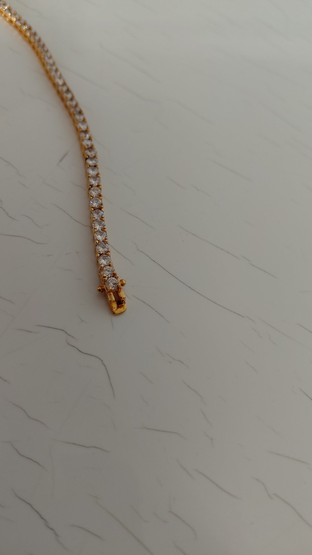 Armband með steinum