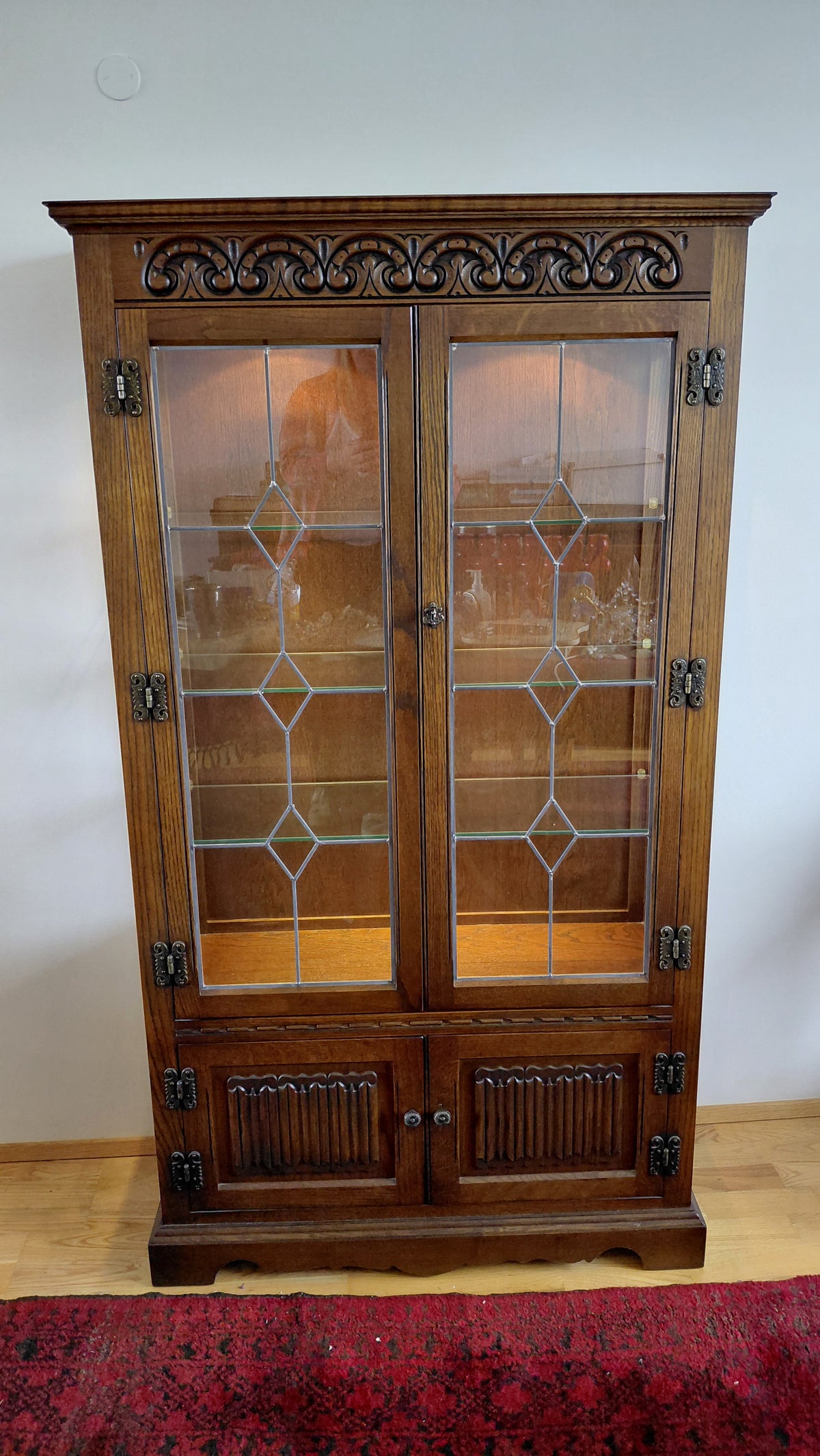 Glerskápur með ljósum Old Charm línan (1970-1990), Wood Bros Furniture