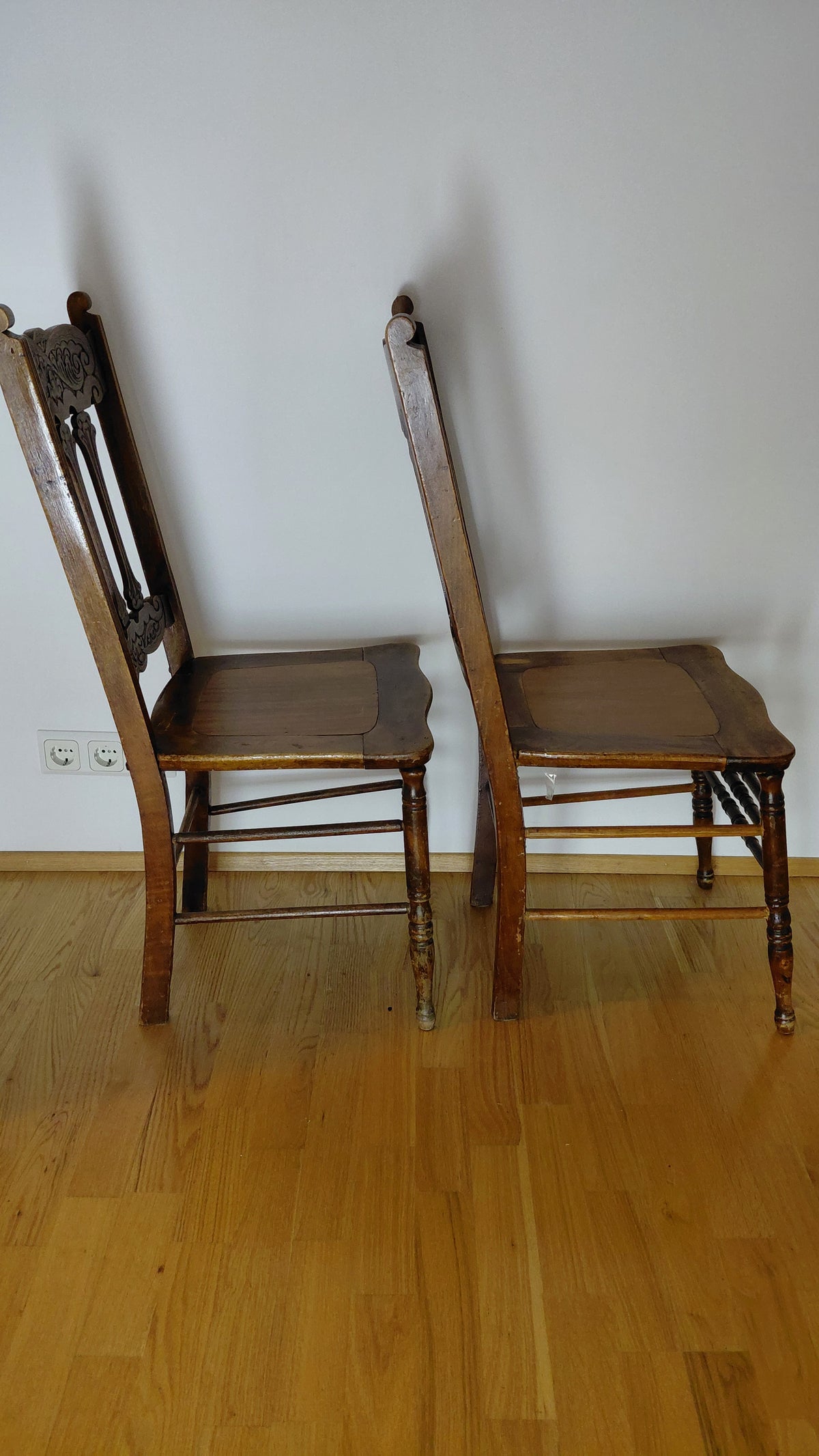 Antík stólar útskornir,  2 stk seljast stakir, Antík