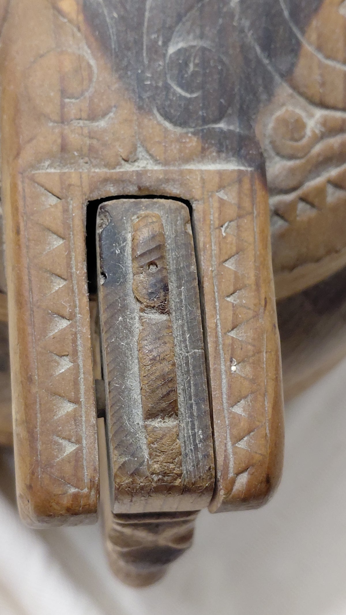 Íslenskur askur (19. öld) með útskornu Laufmunstri, Antík