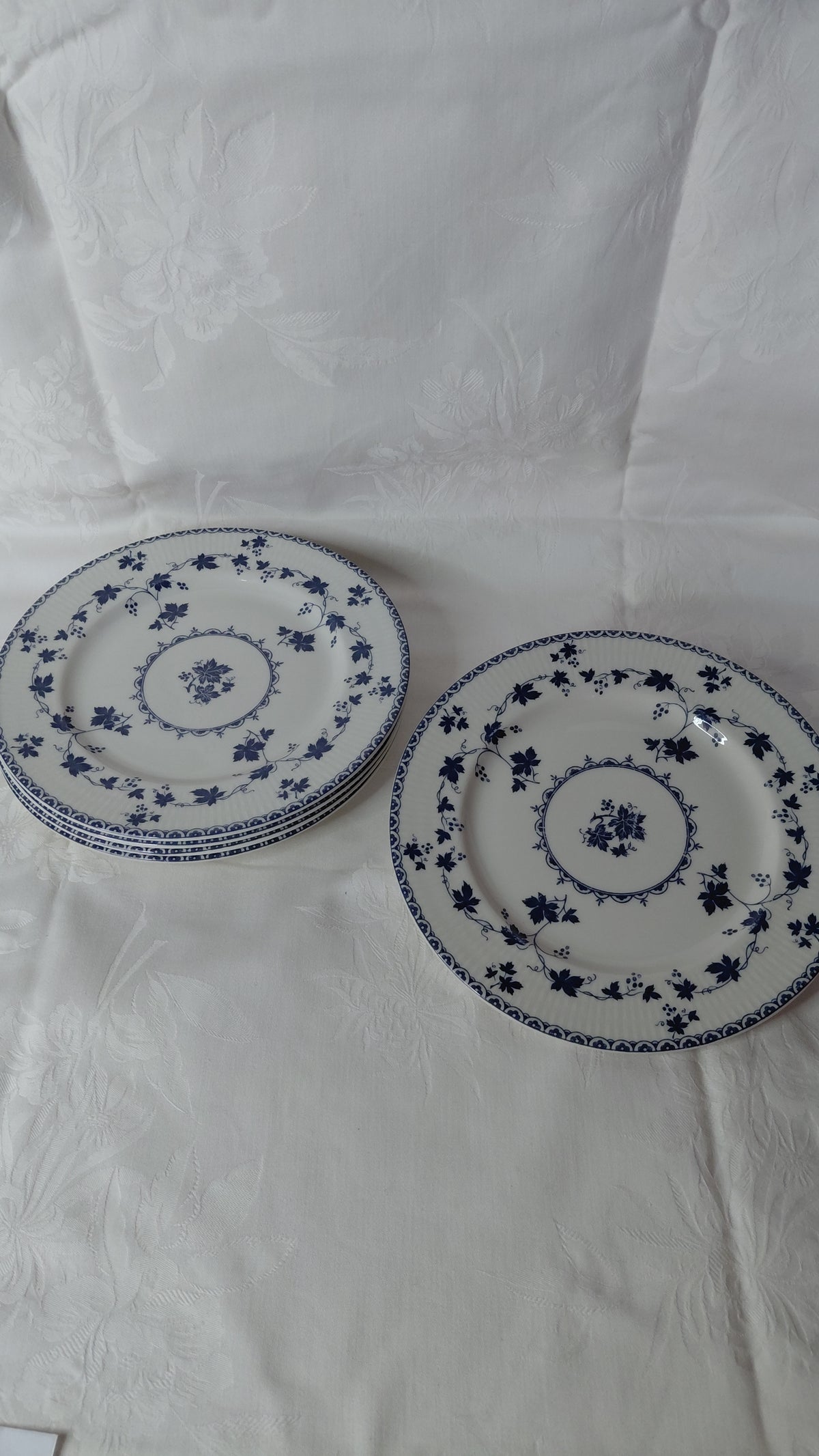 Matardiskar "Yorktown" munstur Ø23 cm, seljast stakir, Royal Doulton