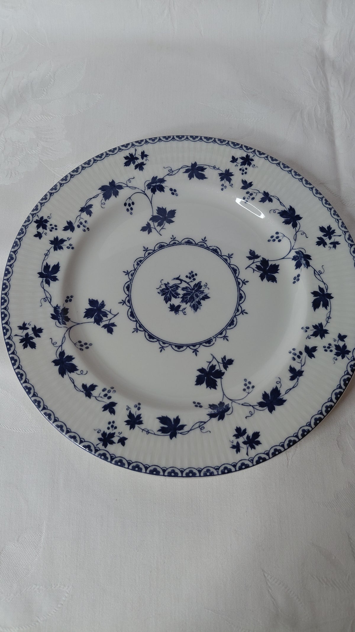 Matardiskar "Yorktown" munstur Ø23 cm, seljast stakir, Royal Doulton