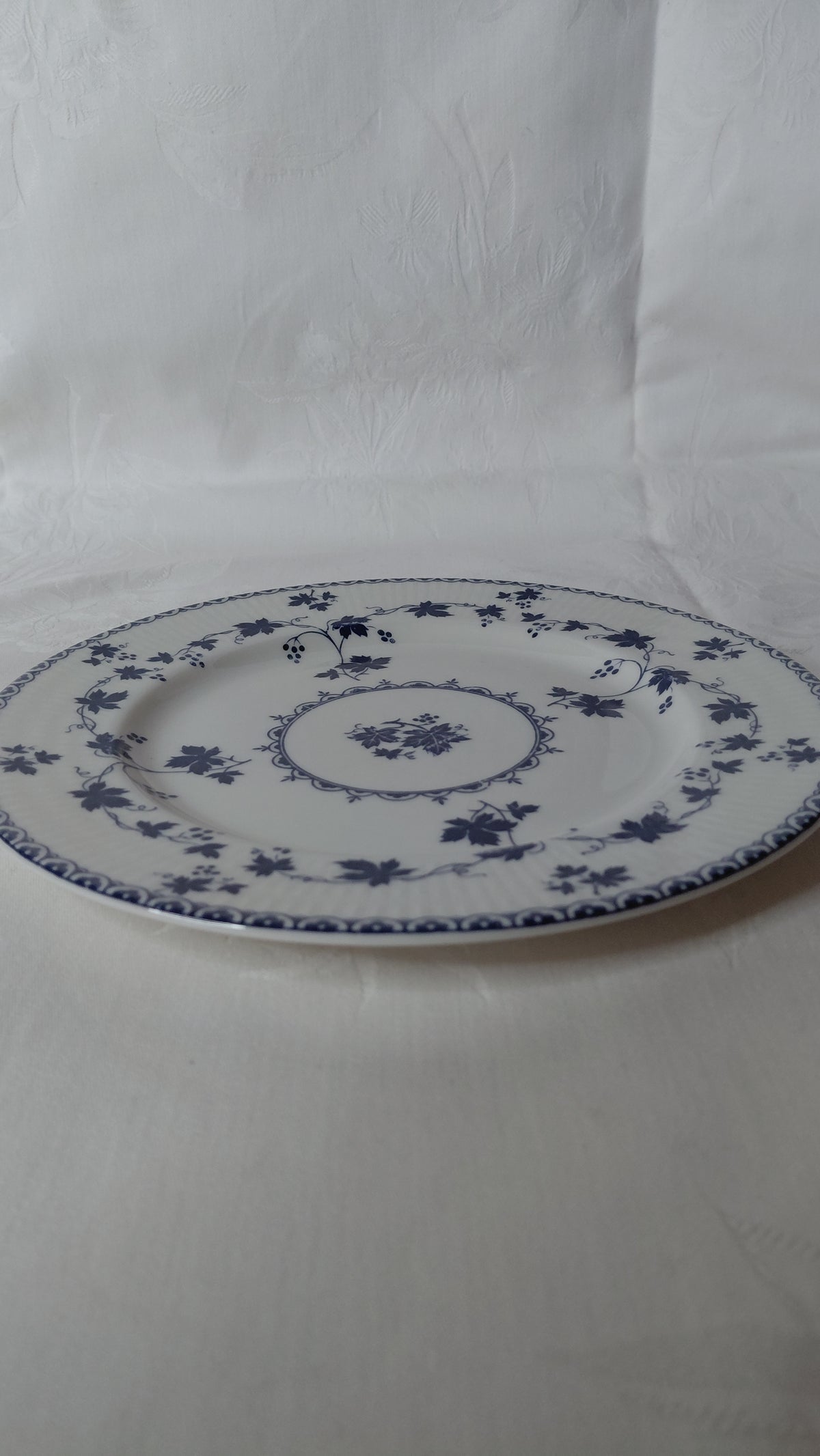 Matardiskar "Yorktown" munstur Ø23 cm, seljast stakir, Royal Doulton
