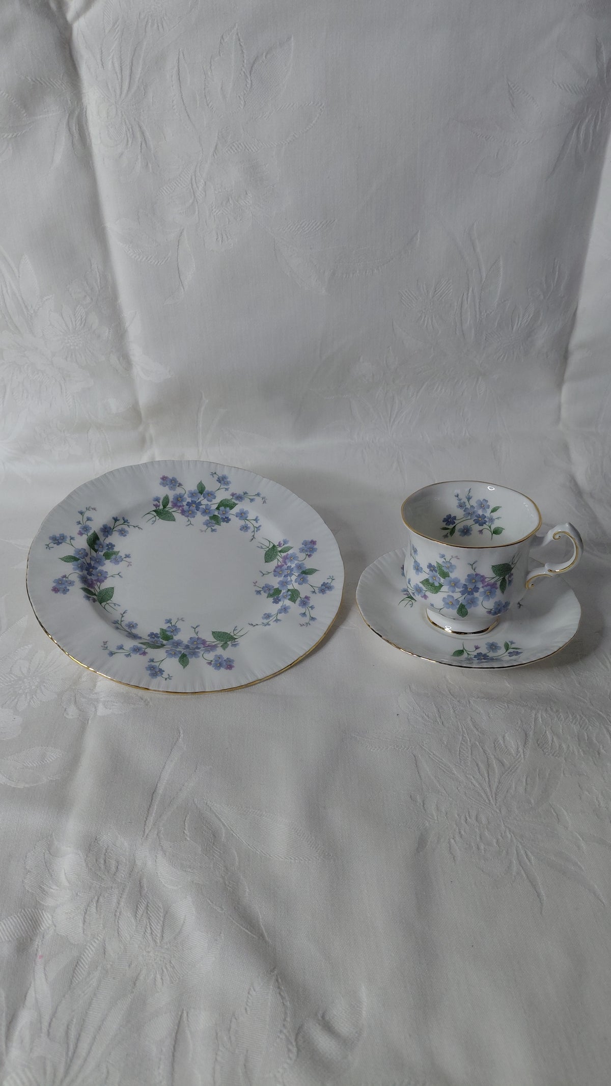 Kaffibolli með undirskál og hliðardisk "Forget me not /Gleym mér ei" munstur, Paragon China