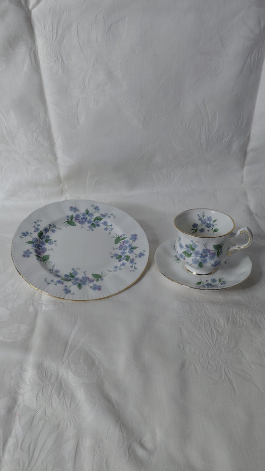 Kaffibolli með undirskál og hliðardisk "Forget me not /Gleym mér ei" munstur, Paragon China