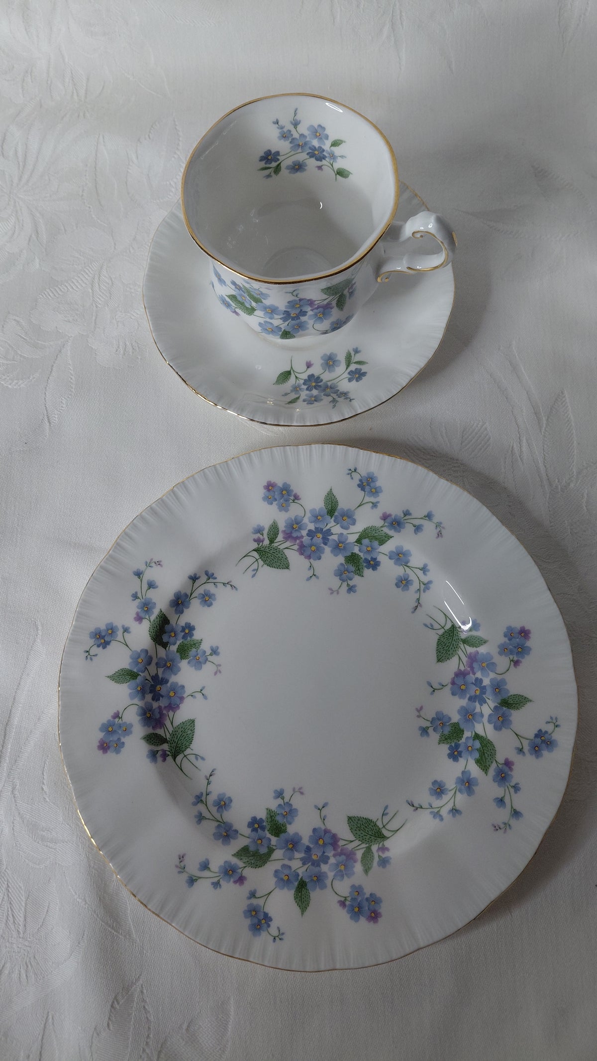 Kaffibolli með undirskál og hliðardisk "Forget me not /Gleym mér ei" munstur, Paragon China