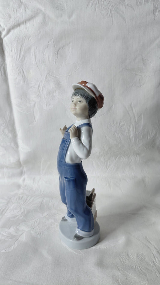 Postulíns stytta "Boy from Madrid" #4898, Lladro
