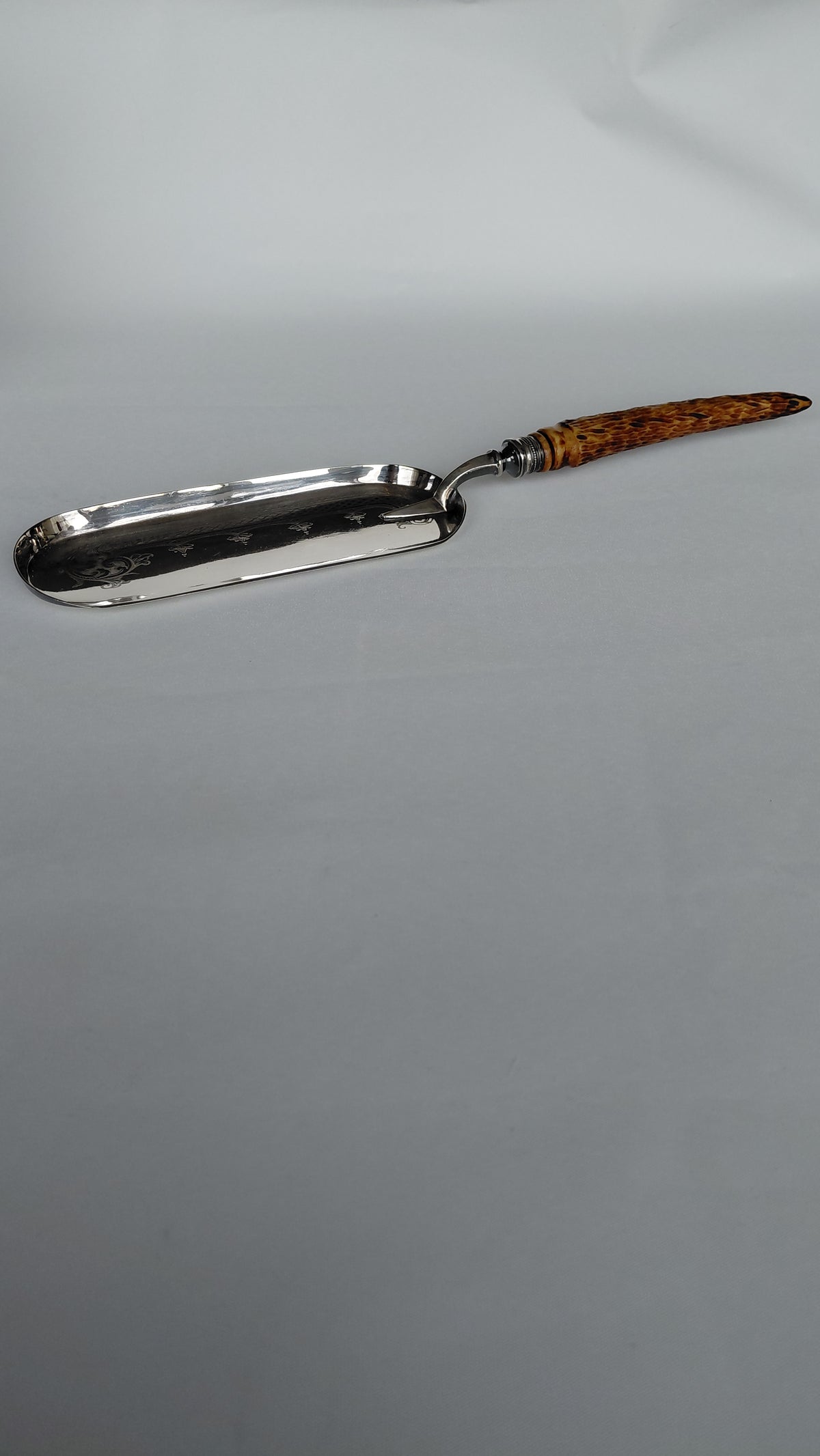 Borðhalds fægiskófla (1837-1901), Antík