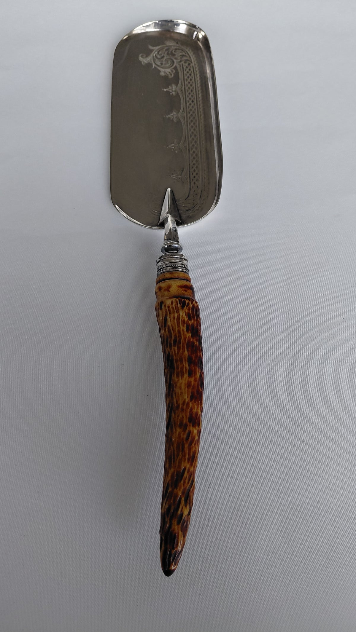 Borðhalds fægiskófla (1837-1901), Antík