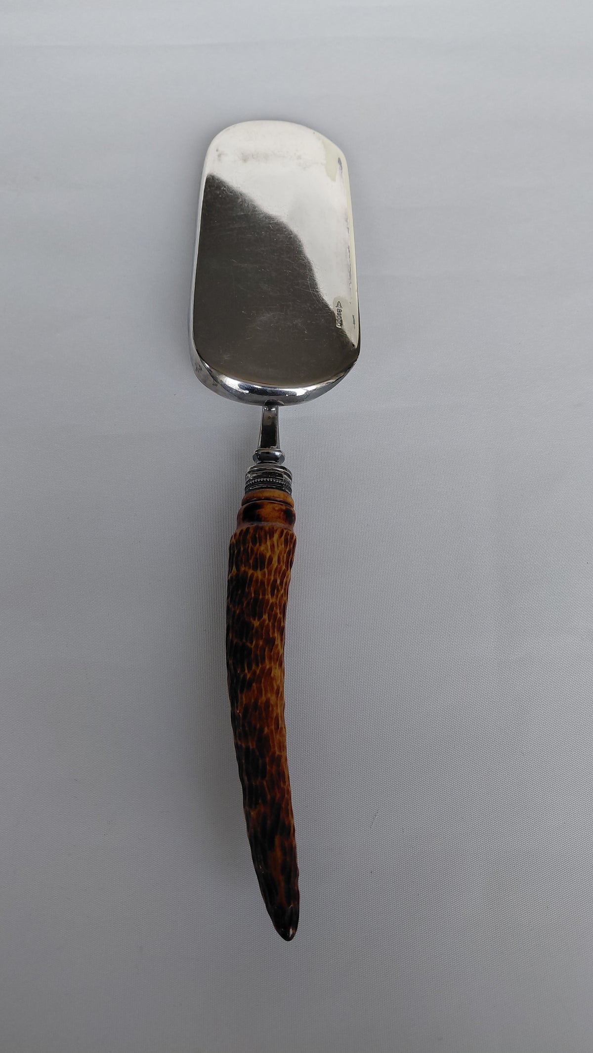 Borðhalds fægiskófla (1837-1901), Antík