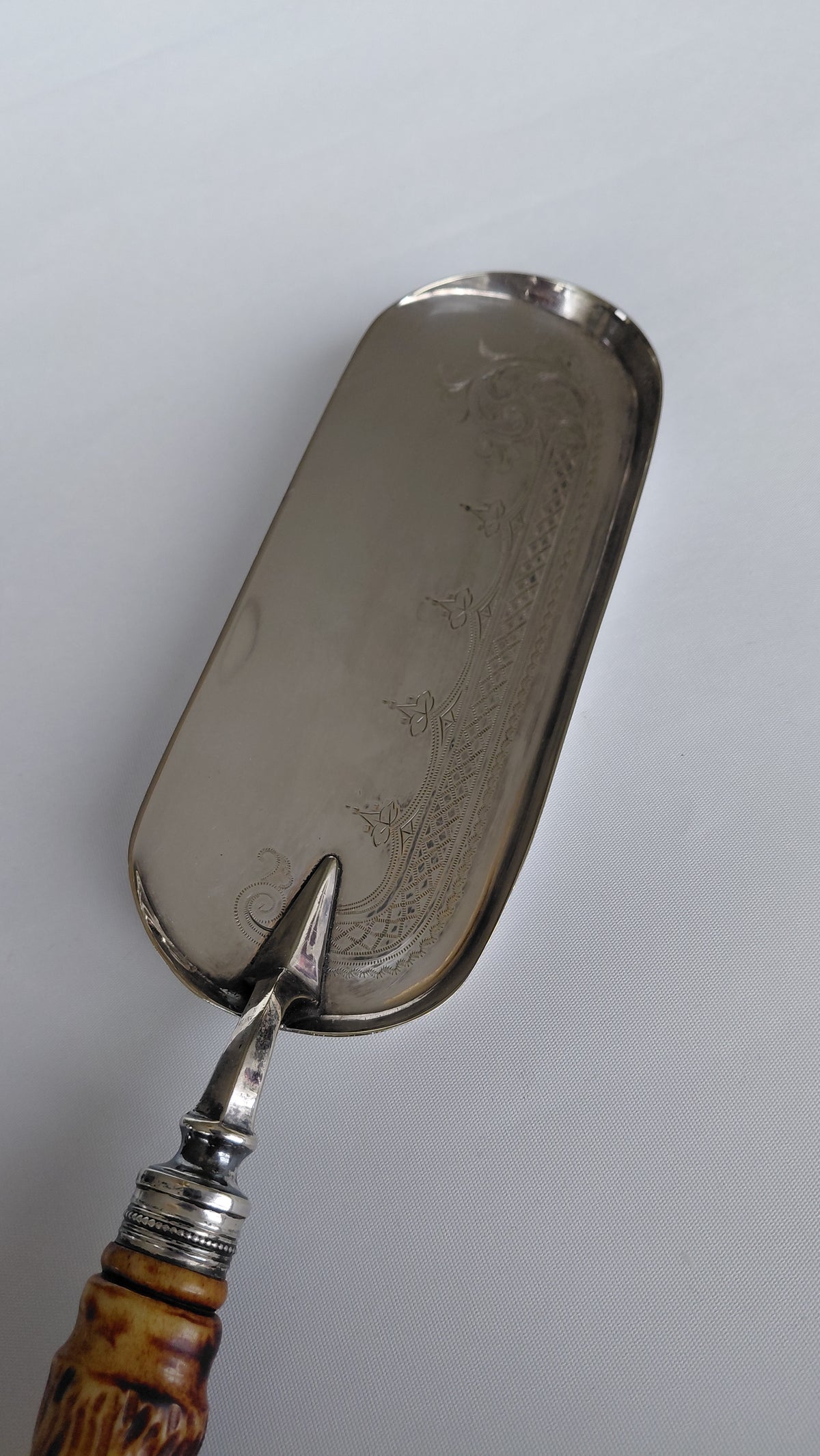 Borðhalds fægiskófla (1837-1901), Antík