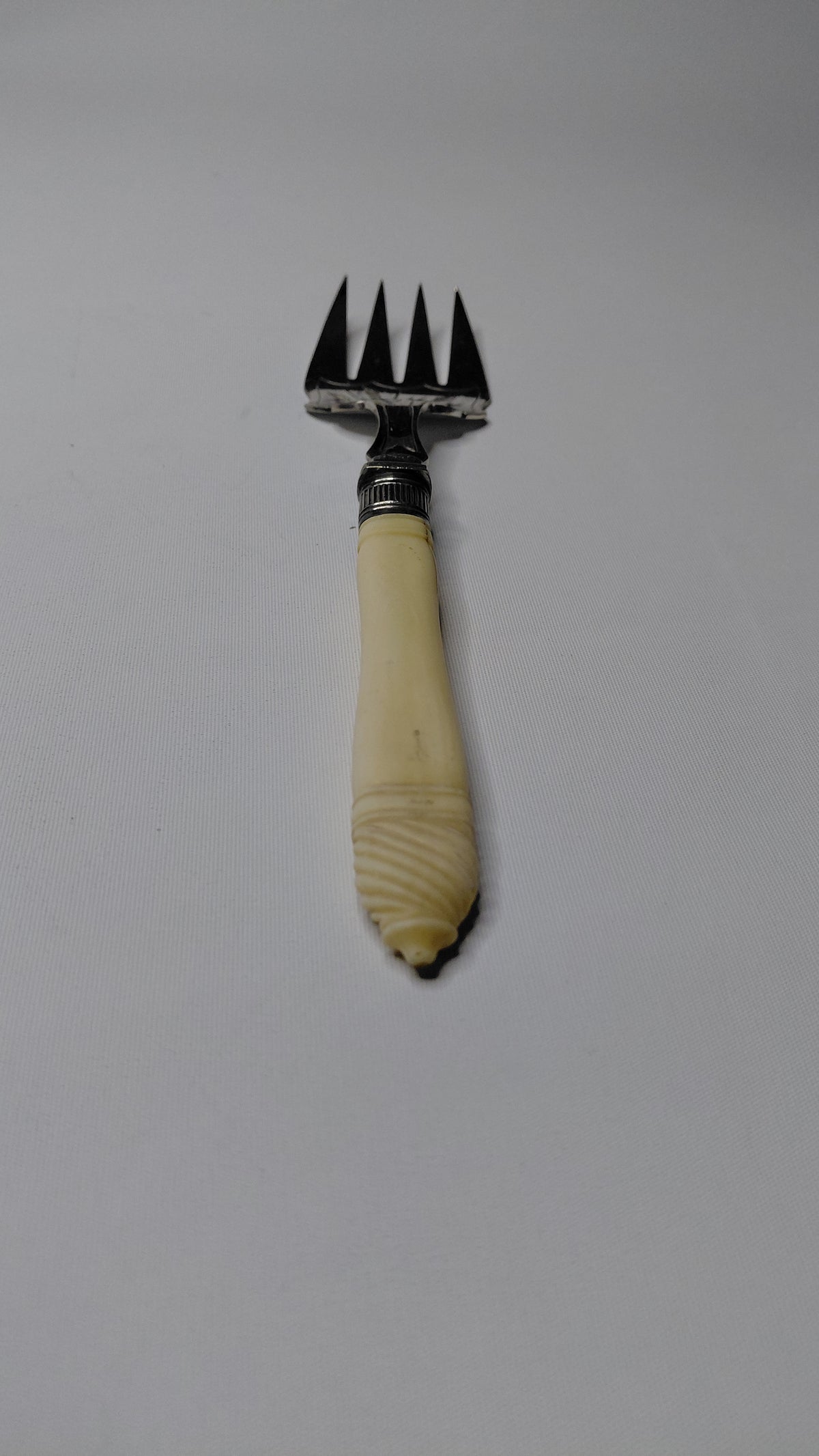 Framreiðslu gaffall með handfang úr beini (1880-1910), Antík