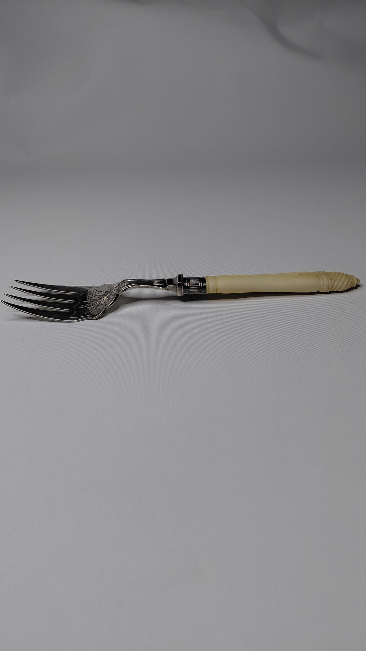 Framreiðslu gaffall með handfang úr beini (1880-1910), Antík