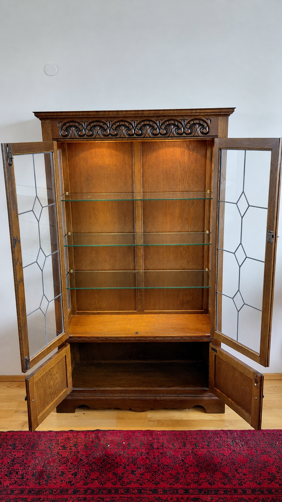 Glerskápur með ljósum Old Charm línan (1970-1990), Wood Bros Furniture