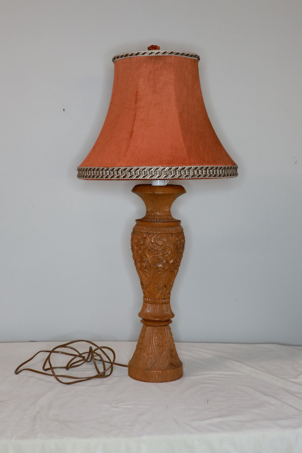 Borðlampi handskorinn viður, flauelsskermur, Vintage