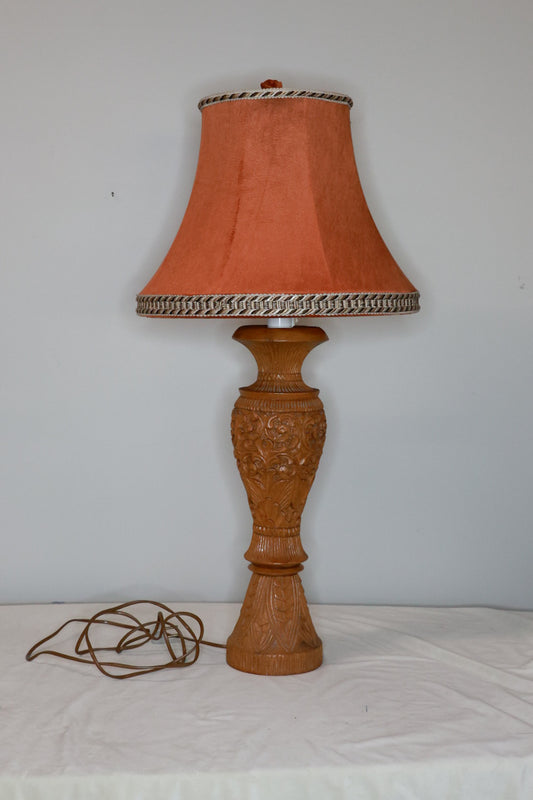 Borðlampi handskorinn viður, flauelsskermur, Vintage