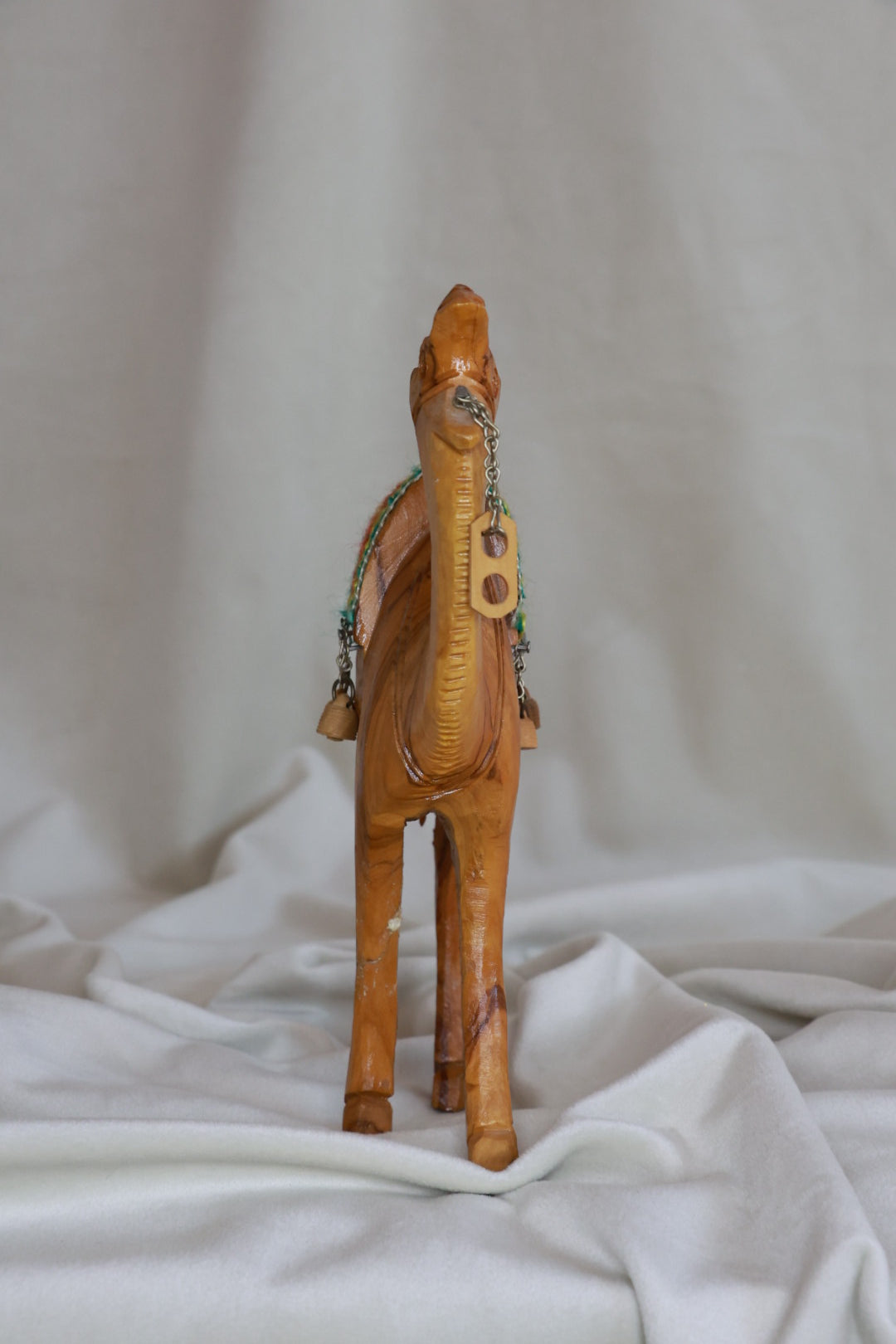 Hangerður úlfaldi úr ólífuvið (1960-1970) - H20 cm, Vintage