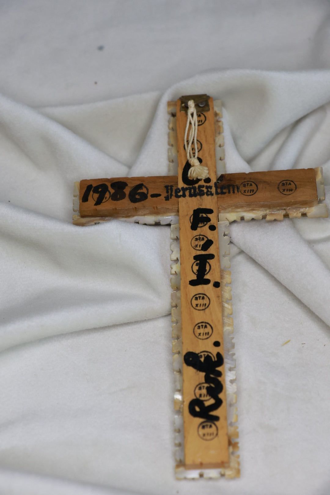 Handgerður pílagrímskross frá Jerúsalem (Jerusalem mother-of-pearl crucifix) (1986), Vintage