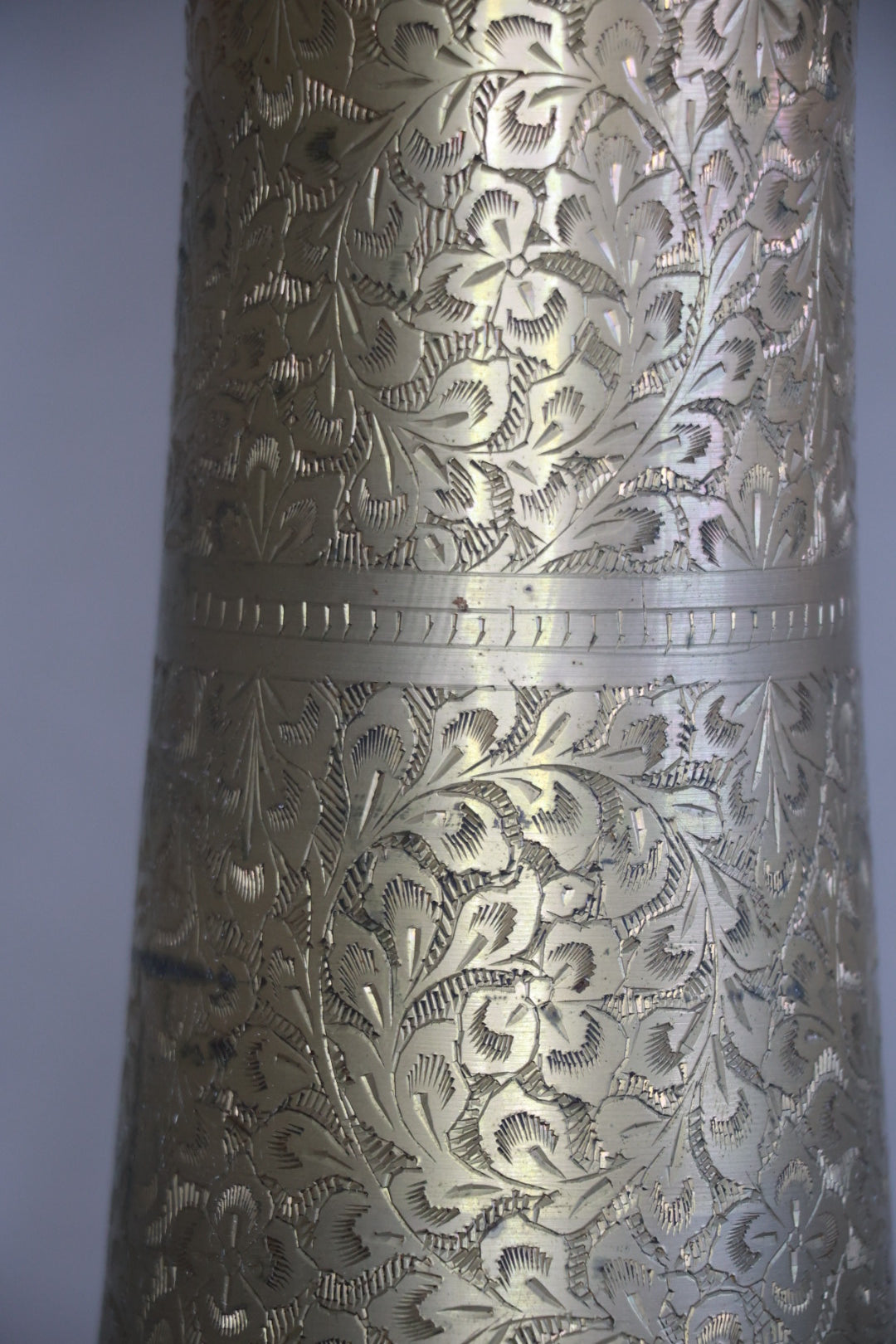 Hár (58.5 cm) blómavasi úr messing með handgerðu munstri (1970-1980), Indland