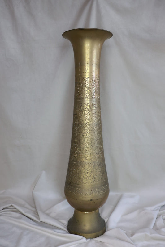 Hár (58.5 cm) blómavasi úr messing með handgerðu munstri (1970-1980), Indland